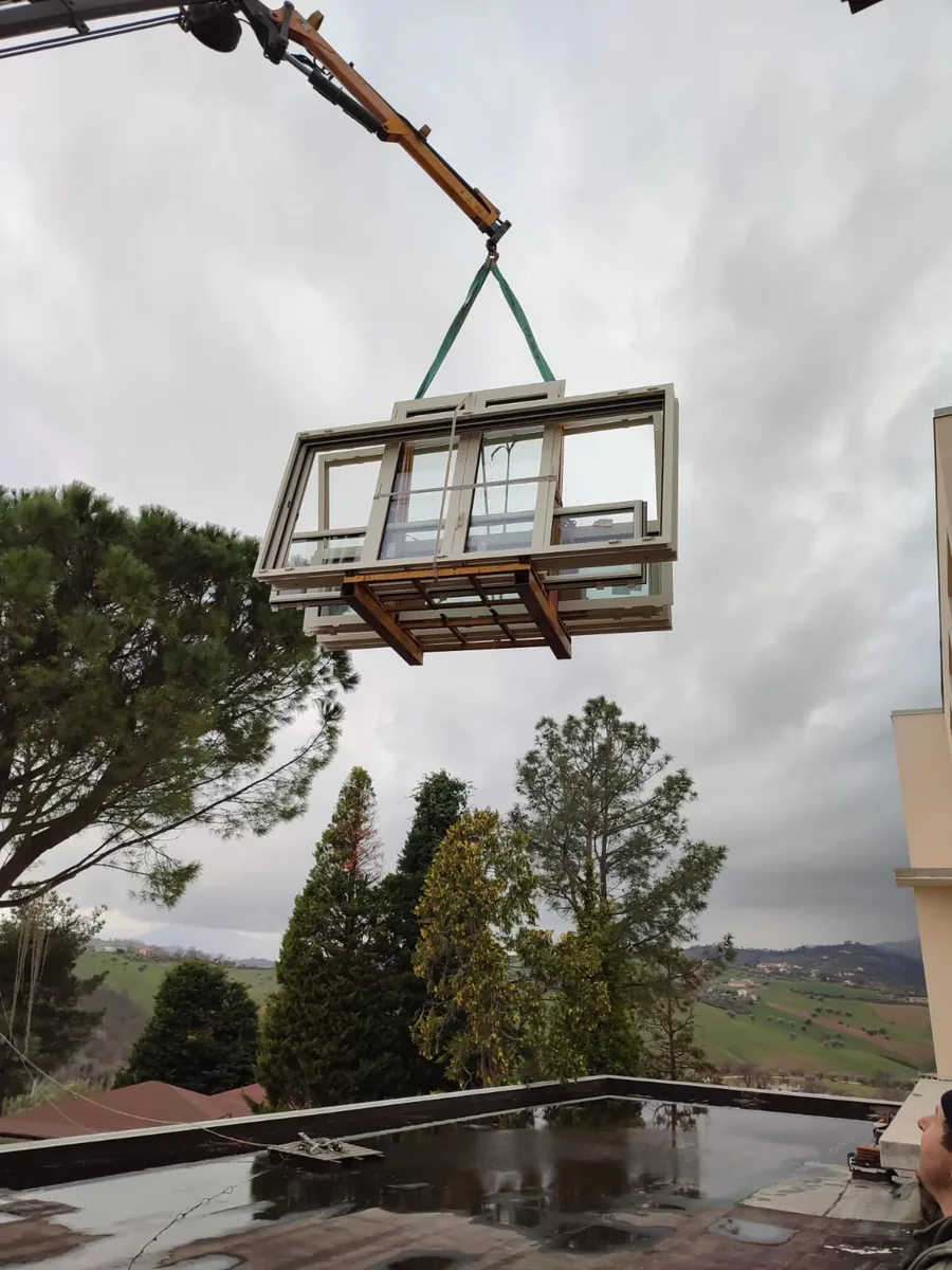 Installazione con gru di grande serramento in alluminio — cantiere IS Metal srl in Abruzzo