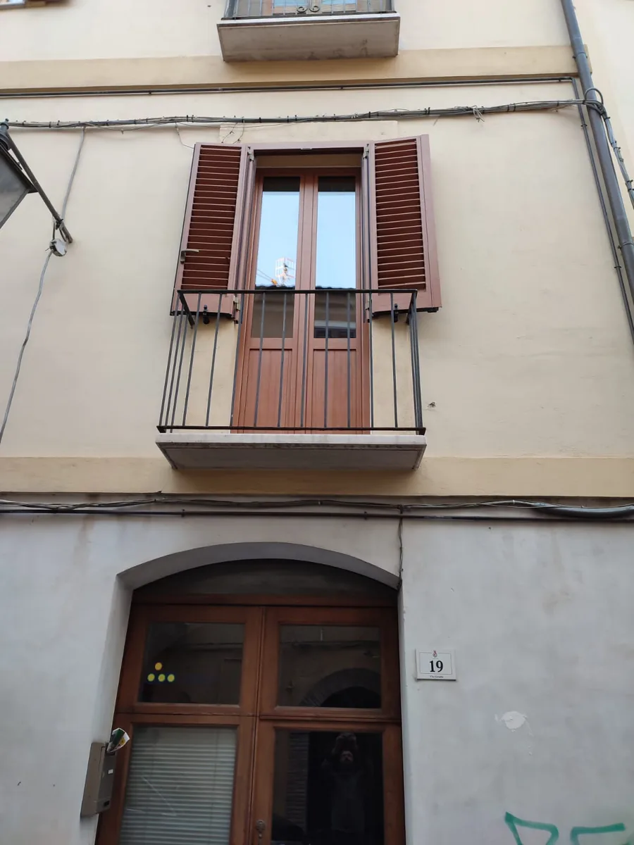 Finestra con persiane in alluminio effetto legno su facciata storica nel centro di Teramo — IS Metal srl