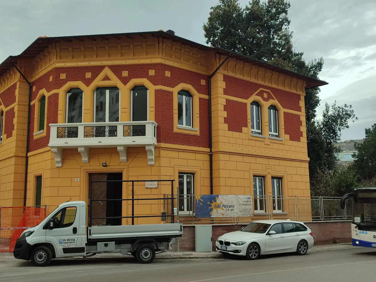 Restauro serramenti su palazzo storico liberty a Teramo — IS Metal srl con furgone aziendale in cantiere