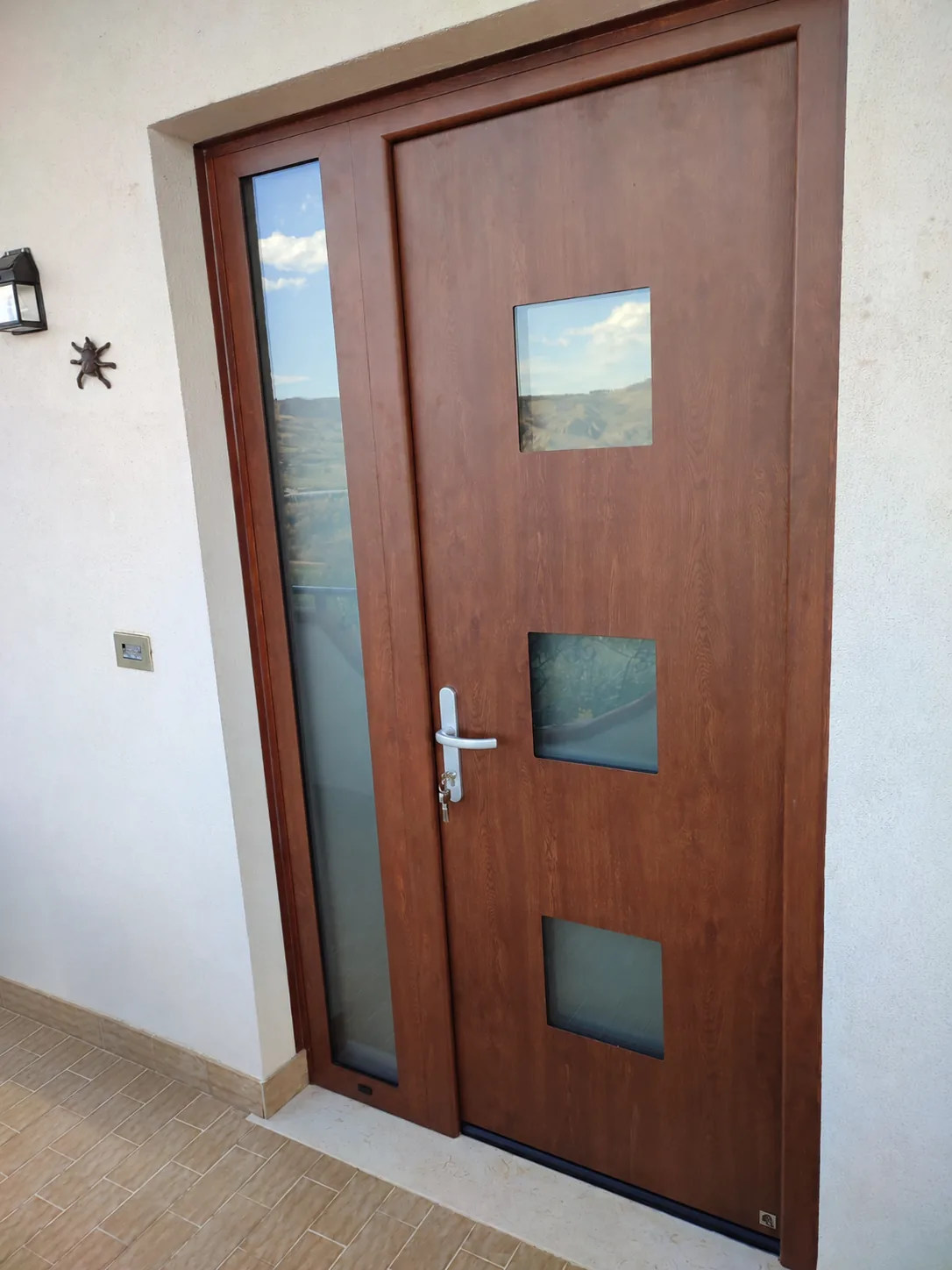 Portoncino d'ingresso Ryterna in alluminio effetto legno installato a Teramo - IS Metal