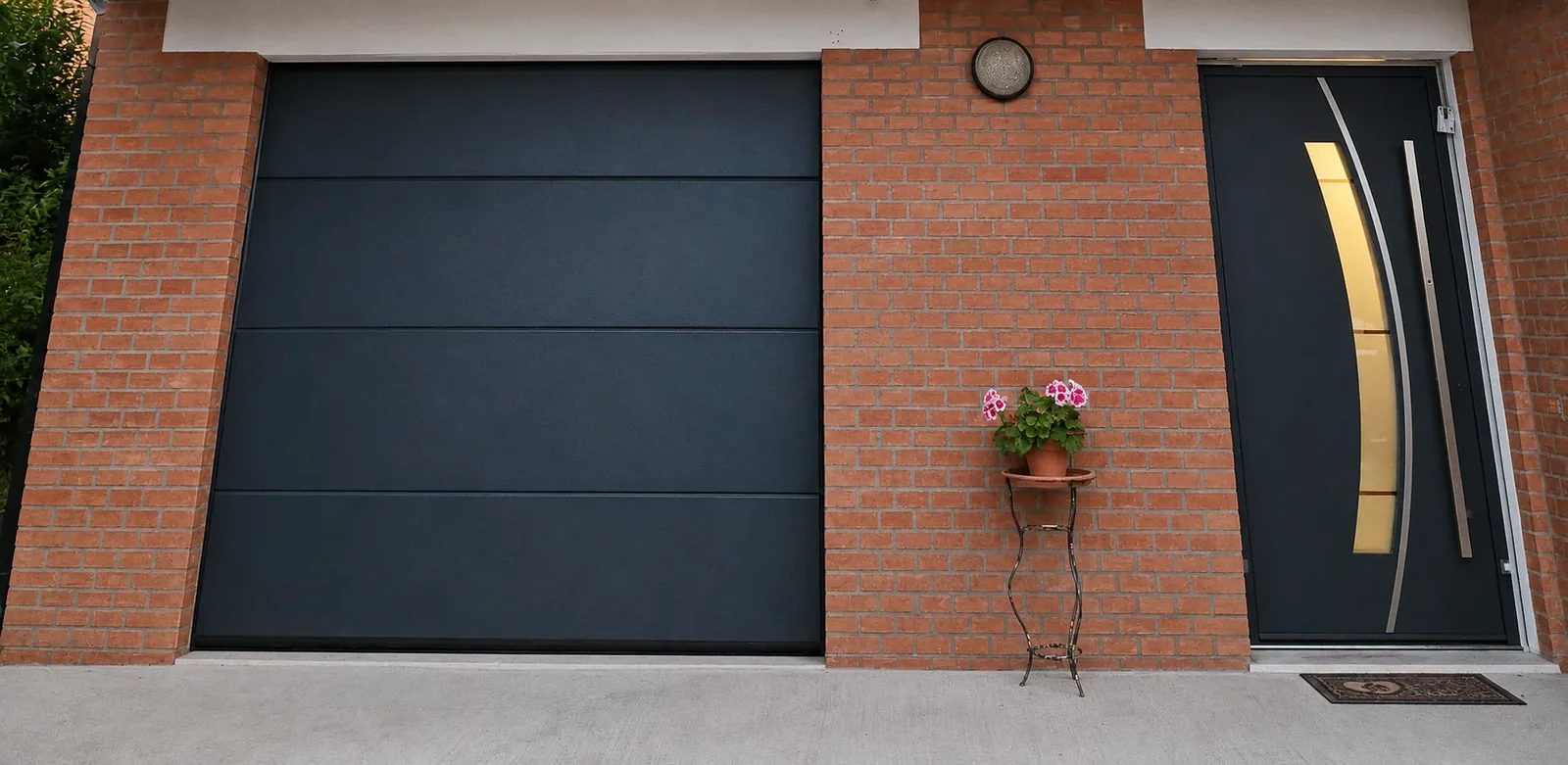 Portone sezionale per garage in finitura antracite su facciata in mattoni - installazione IS Metal Teramo
